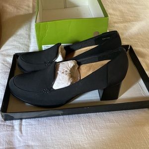 NWT women’s black Trotters pumps. Size 8.5 wide